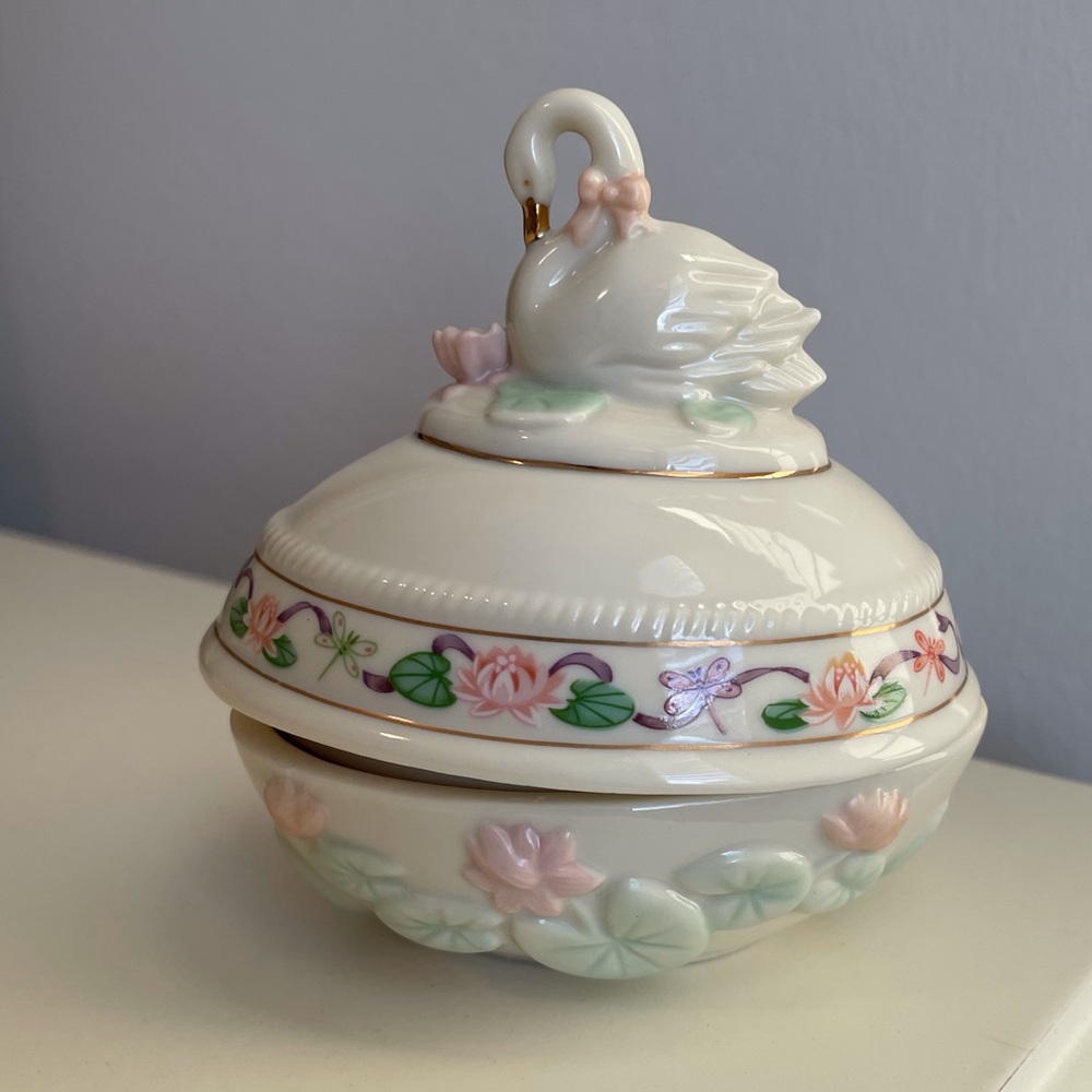 2001 Lenox Limited Edition Swan Easter Egg.